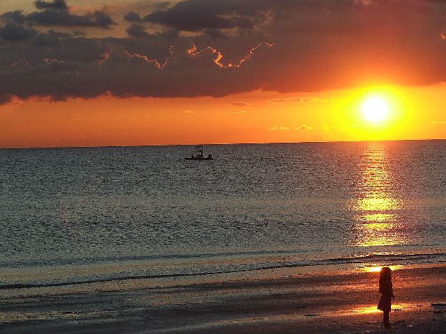 Imagine yourself enjoying beautiful Siesta Key Beach sunsets everyday !